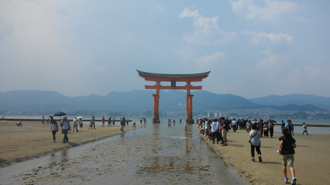 laskuvesi torii hiroshima miyajima itsukushima Japani matka saari temppeli