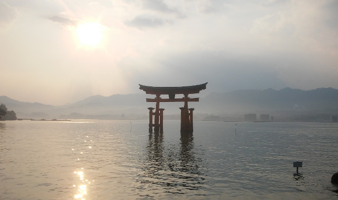 japani torii portti miyajima auringonlasku hiroshima matka merimaisema ilta