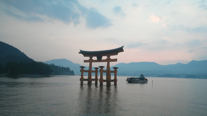 torii portti japani hiroshima miyajima itsukushima temppeli maisema saari matka auringonlasku