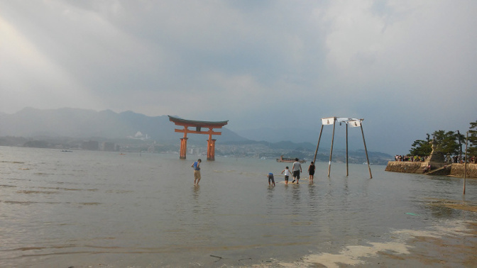 torii portti Miyajima Itsukushima Japani saari temppeli pyhäkkö shintolaisuus kahlata