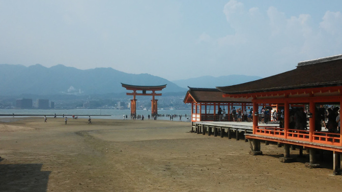Torii portti itsukushima hiroshima temppeli Japani punainen maisema meri kaunis